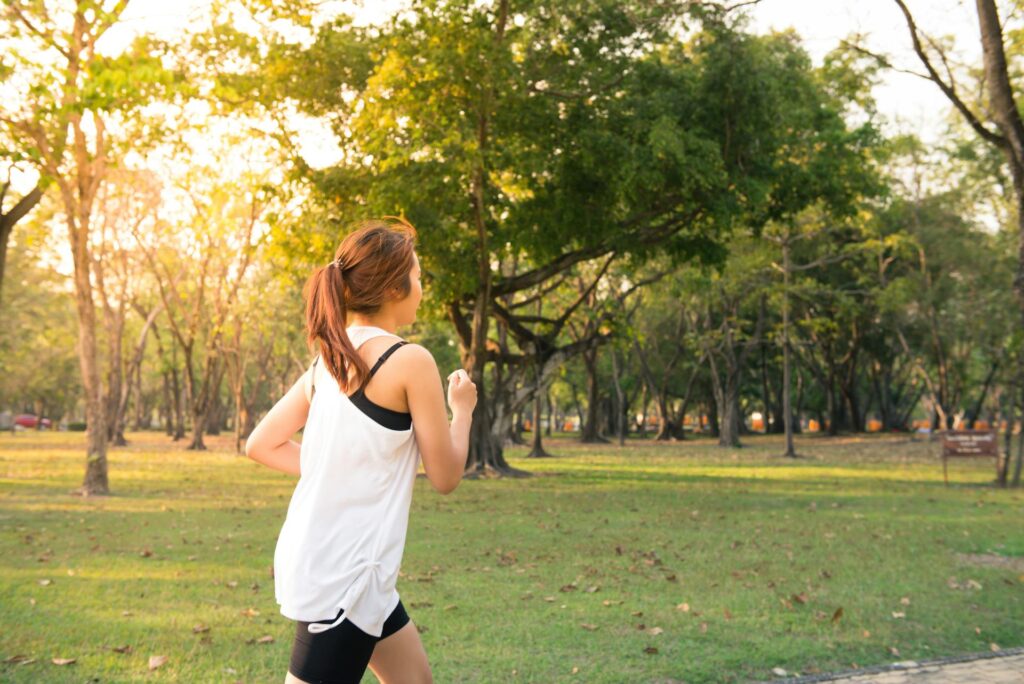 Eine Frau, die in einem Park joggt